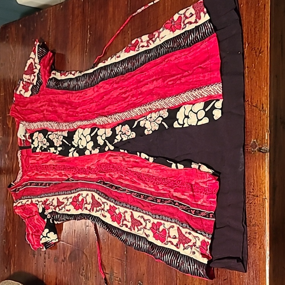 Vintage like new dress. Button detail on front and tie belt. Black lined